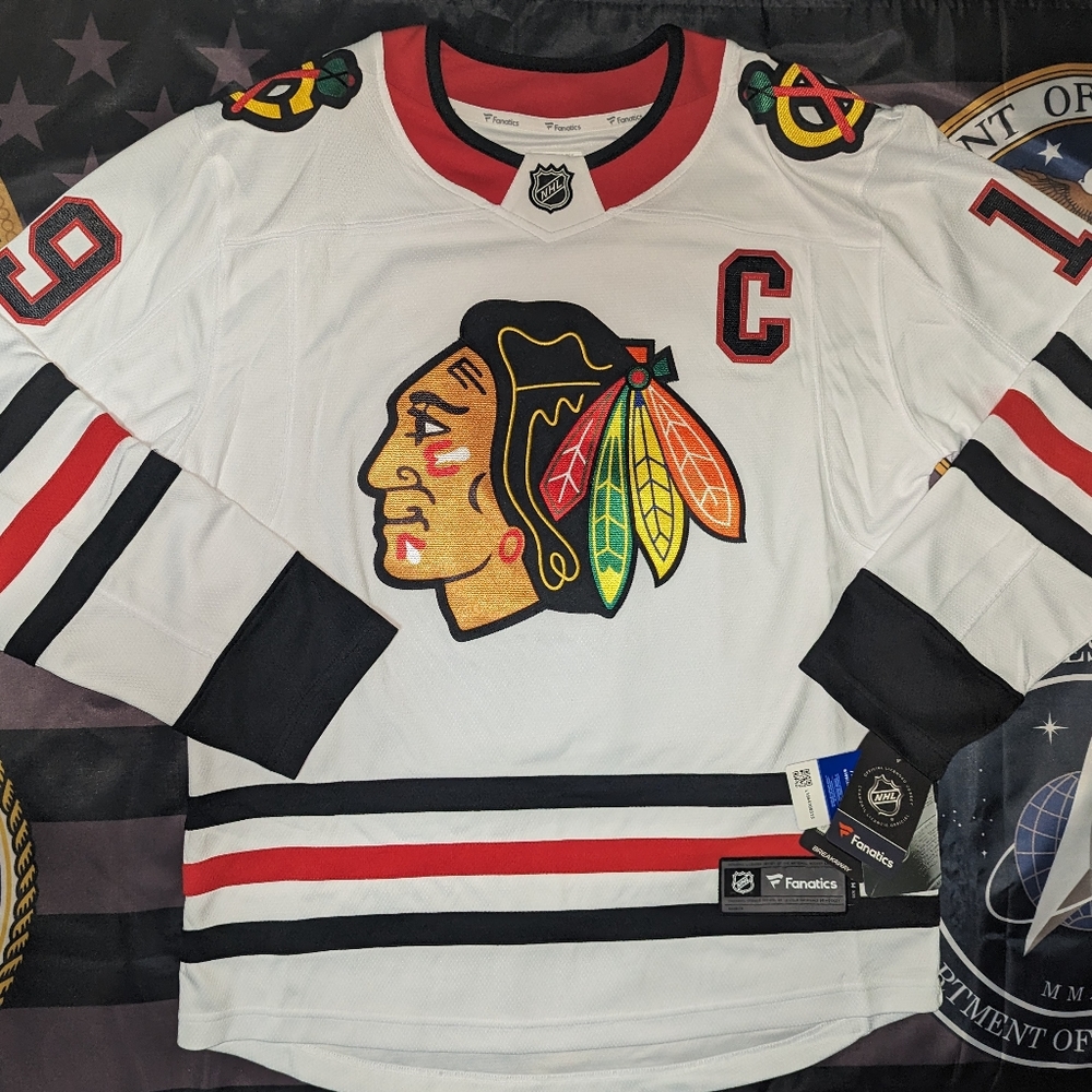 Jonathan Toews Chicago Blackhawk Breakaway Jersey Men's size Large.
